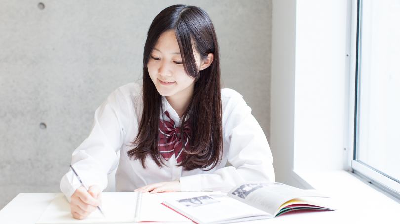 武蔵境駅徒歩1分の個別指導塾 - 国立個別指導塾 数学を学習する女子高校生